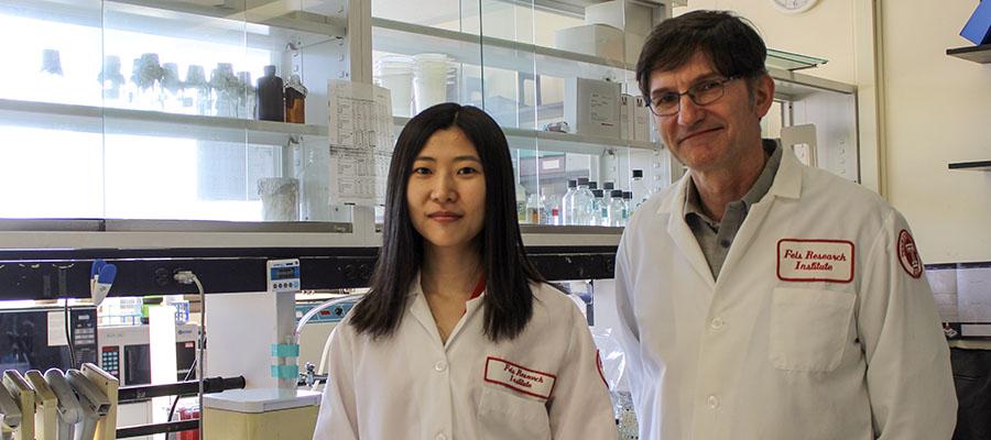 Xavier Grana and one of his students in the lab