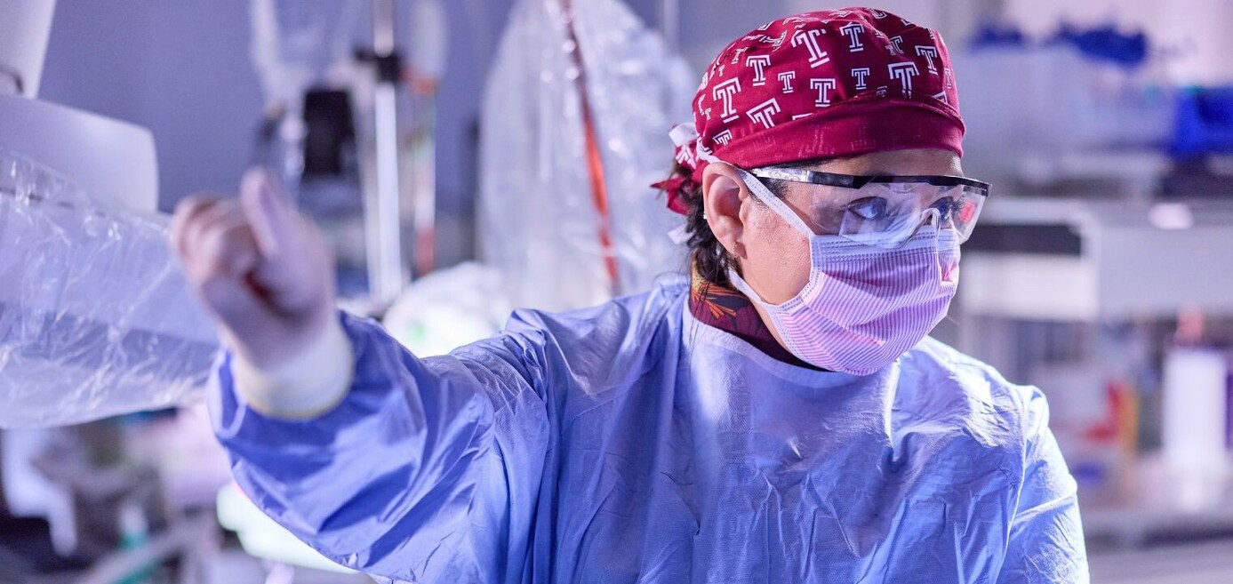 Temple Health Provider focuses on surgery while wearing temple T scrubs