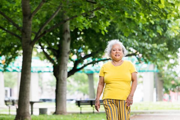 Iris encontró alivio de su asma gracias a las inyecciones biológicas mensuales.