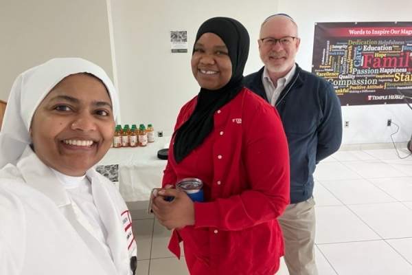 Dr. Edathil and Dr. Grand take a selfie with a Sahoor attendee.